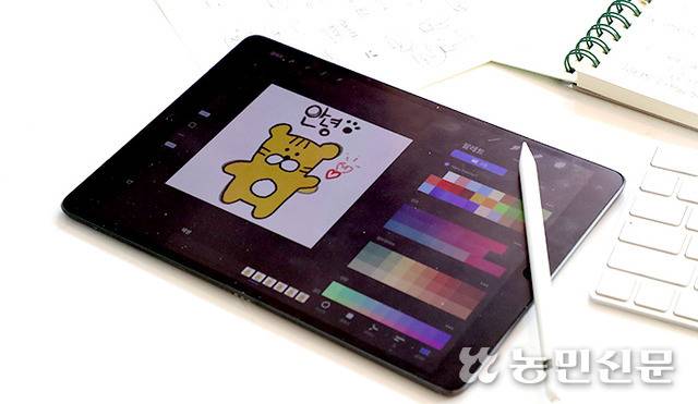 이모티콘 창작자 1만명 시대, 마음만 먹으면 누구나 이모티콘을 만들어 판매할 수 있다. 사진은 아이패드 애플리케이션 ‘프로크리에이트’로 그린 기자의 ‘하찮은 호랑이티콘’ 시안. 호랑이 캐릭터가 “안녕” 하며 인사하고 있다.