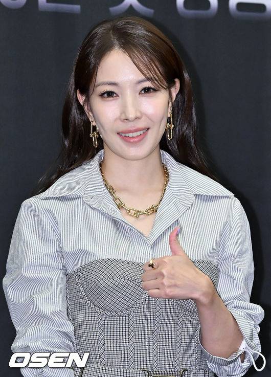 [OSEN=민경훈 기자]가수 보아가 무대 위에서 포토타임을 갖고 있다. 2022.08.23 /rumi@osen.co.kr