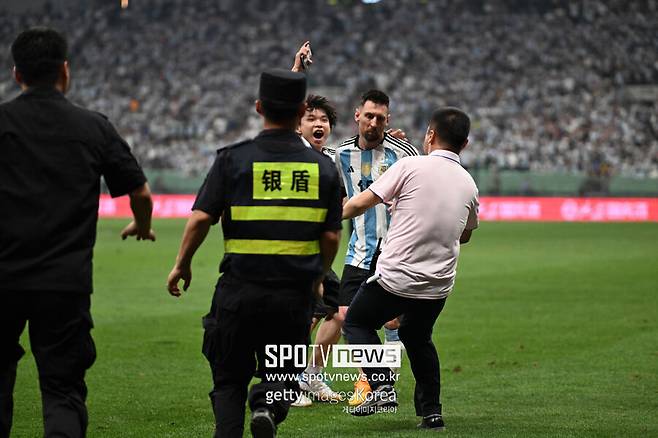 ▲ 아르헨티나와 호주의 경기 도중 그라운드에 난입한 중국의 메시팬