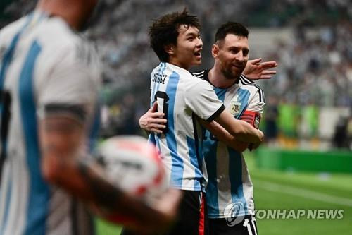 경기장 난입해 메시 껴안은 중국 축구팬 [베이징 AFP=연합뉴스]