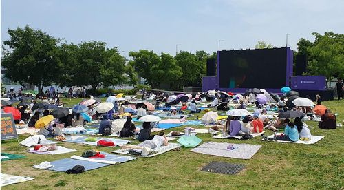 17일 오후 서울 여의도 한강공원에 마련된 BTS 대형 라이브 스크린 앞에 팬들이 대기하고 있다./연합뉴스