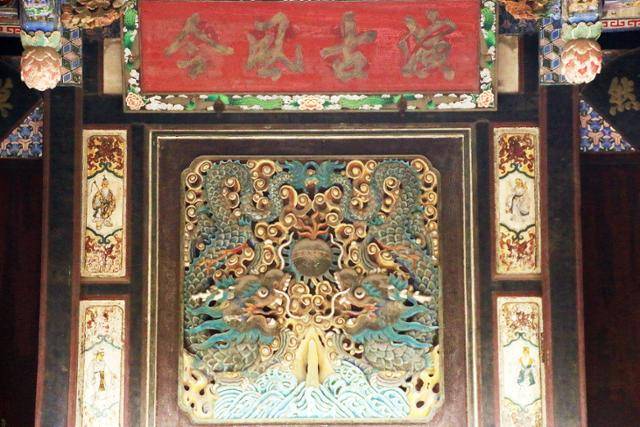 보저우 화희루 무대의 '연고풍금' 현판과 '이룡희주' 병풍. ⓒ최종명