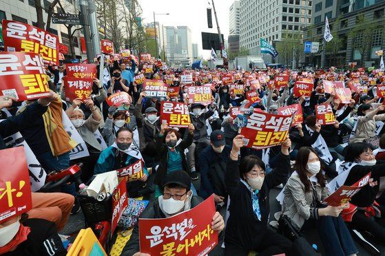 지난 4월1일 오후 서울 중구 태평로 일대에서 촛불행동 주최로 33차 촛불대행진 집회가 열리고 있다. 연합뉴스