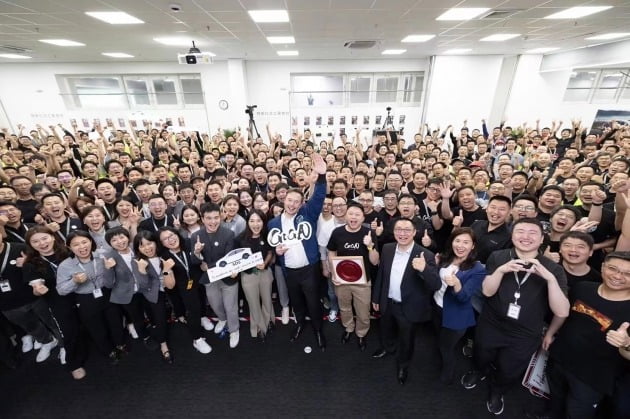 3년 만에 중국을 방문한 일론 머스크 테슬라 CEO(앞줄 가운데)가 지난 5월 상하이 공장에서 직원들과 단체 사진을 찍기 위해 포즈를 취하고 있다. /사진=EPA