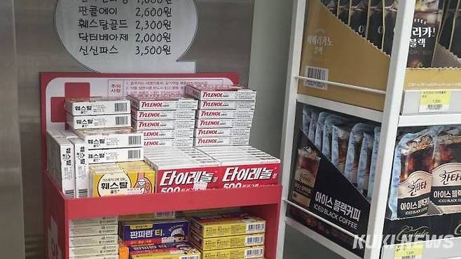 한 편의점 매대에 타이레놀이 진열돼 있다. 사진=박선혜 기자