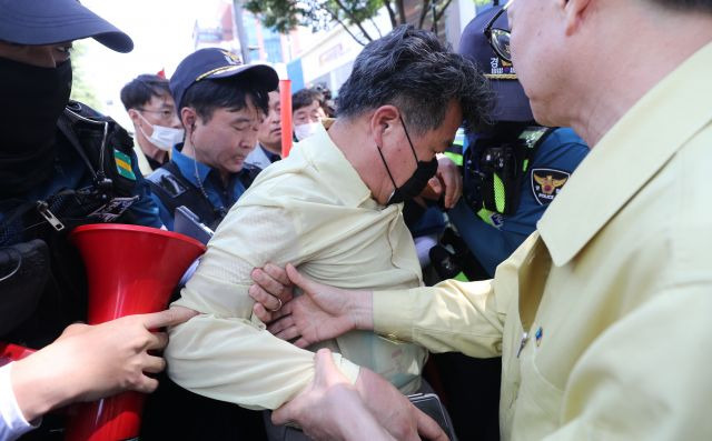 17일 오전 대구 중구 대중교통전용지구에서 열린 대구퀴어문화축제 행정대집행 현장에서 한 공무원이 부상을 주장하며 현장 밖으로 이동하고 있다. 연합뉴스