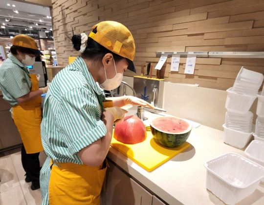 수박 커팅 서비스 현대백화점 제공. 연합뉴스.