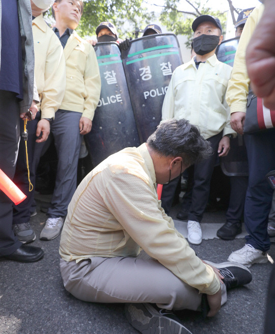 17일 오전 대구 중구 대중교통전용지구에서 열린 대구퀴어문화축제 행정대집행 현장에서 한 공무원이 부상을 주장하며 주저앉아 있다. 연합뉴스