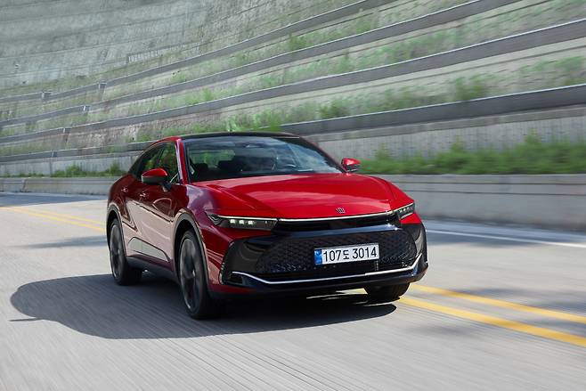 토요타 크라운 주행 모습. [토요타코리아 제공]