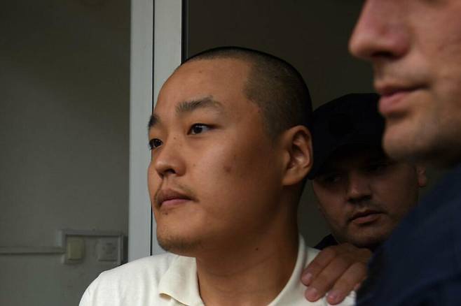 권도형 테라폼랩스 대표가 위조 여권 사건에 대한 재판을 받기 위해 16일(현지시간) 몬테네그로 수도 포드고리차에 있는 포드고리차 지방법원으로 향하고 있다. [연합]