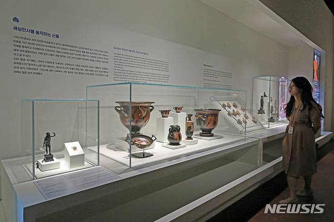 [서울=뉴시스] 박진희 기자 = 국립중앙박물관과 오스트리아 빈미술사박물관이 공동 기획으로 준비한 '그리스가 로마에게, 로마가 그리스에게' 전시 언론공개회가 열린 지난 14일 서울 용산구 국립중앙박물관에서 고대 그리스와 로마의 문화유산 126점을 선보이고 있다. 2023.06.17. pak7130@newsis.com