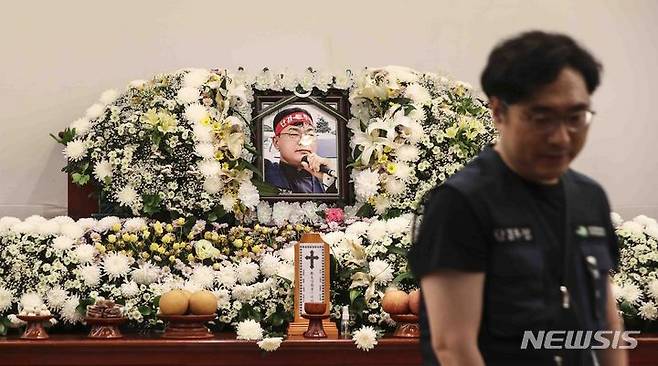 [서울=뉴시스] 김근수 기자 = 건설노조 故 양회동씨의 장례절차가 시작된 17일 서울 종로구 서울대병원 장례식장에서 한 조합원이 분향을 마치고 나오고 있다. 2023.06.17. ks@newsis.com