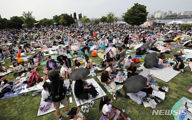 [서울=뉴시스] 조성우 기자 = 그룹 방탄소년단(BTS) 데뷔 10주년 기념 '2023 BTS 페스타'가 열린 17일 오후 서울 영등포구 여의도 한강공원에서 팬들이 BTS 음악을 들으며 즐거운 시간을 보내고 있다. 2023.06.17. xconfind@newsis.com