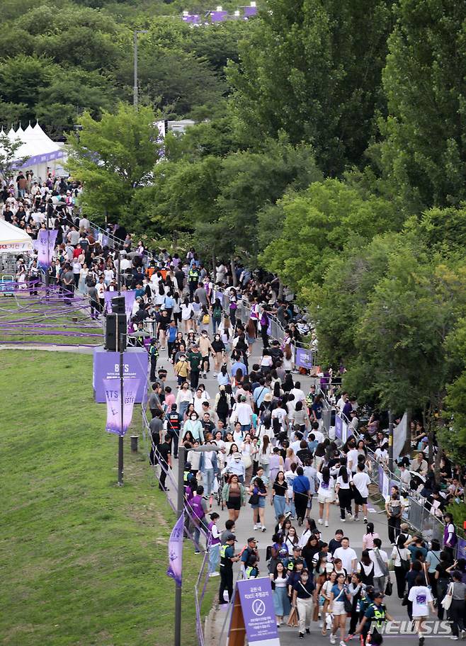 [서울=뉴시스] 조성우 기자 = 그룹 방탄소년단(BTS) 데뷔 10주년 기념 '2023 BTS 페스타'가 열린 17일 오후 서울 영등포구 여의도 한강공원 일대가 팬들과 시민들로 북적이고 있다. 2023.06.17. xconfind@newsis.com