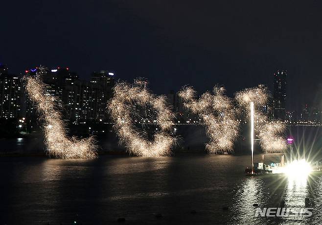 [서울=뉴시스] 조성우 기자 = 17일 오후 서울 영등포구 여의도 한강공원에서 열린 그룹 방탄소년단(BTS) 데뷔 10주년 기념 '2023 BTS 페스타'에서 불꽃쇼가 진행되고 있다. 2023.06.17. xconfind@newsis.com