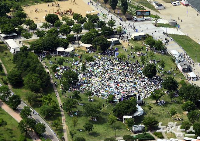 17일 오후 서울 여의도 한강공원 일대에서 진행된 방탄소년단(BTS) 데뷔 10주년 행사인 'BTS 10주년 페스타(FESTA)'를 찾은 '아미'(A.R.M.Y·방탄소년단 공식 팬클럽명)들이 집결해 행사를 즐기고 있다. 황진환 기자