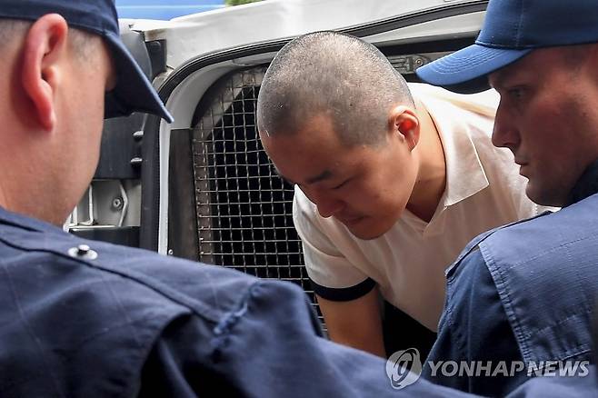 법정으로 끌려가는 권도형 [AFP=연합뉴스. 재판매 및 DB 금지]
