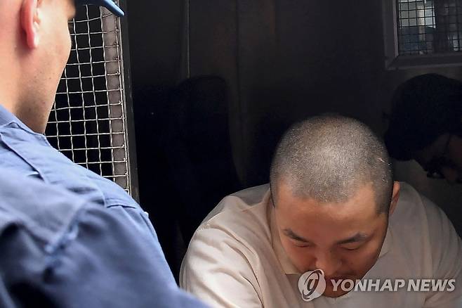 호송차에서 나오는 권도형 [AFP=연합뉴스. 재판매 및 DB 금지]