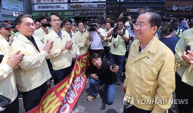 공무원들에게 박수받는 홍준표 시장 (대구=연합뉴스) 윤관식 기자 = 홍준표 대구시장이 17일 오전 대구 중구 대중교통전용지구에서 대구퀴어문화축제에 대해 행정대집행을 한 공무원들을 격려하고 있다. 2023.6.17 psik@yna.co.kr