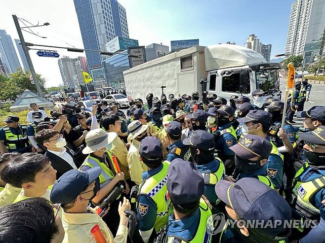 대구퀴어축제장서 경찰과 대치한 대구시 (대구=연합뉴스) 윤관식 기자 = 17일 오전 대구 중구 반월당역 인근에서 퀴어문화축제 측 무대차량 진입을 위해 교통 정리에 나선 경찰관들과 이를 막으려는 대구시 공무원들이 대치하고 있다. 경찰 뒤쪽으로 무대차량이 진입하고 있다. 2023.6.17 psik@yna.co.kr