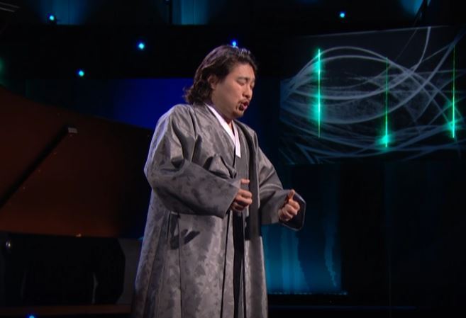 테너 김성호가 한국어로 가곡 '동심초'를 부르고 있다.(BBC 누리집 화면 캡처)