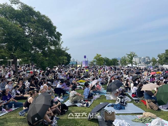 17일 서울 여의도 한강공원 일대에서 열린 ‘BTS 페스타’에서 ‘BTS 라이브 스크린’을 보고 있는 팬들.  정하은기자