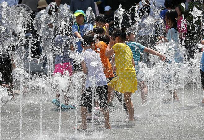 초여름 날씨의 낮더위가 이어지고 있는 17일 오후 서울 종로구 광화문광장을 찾은 어린이들이 바닥분수에서 물놀이를 하고 있다./뉴스1