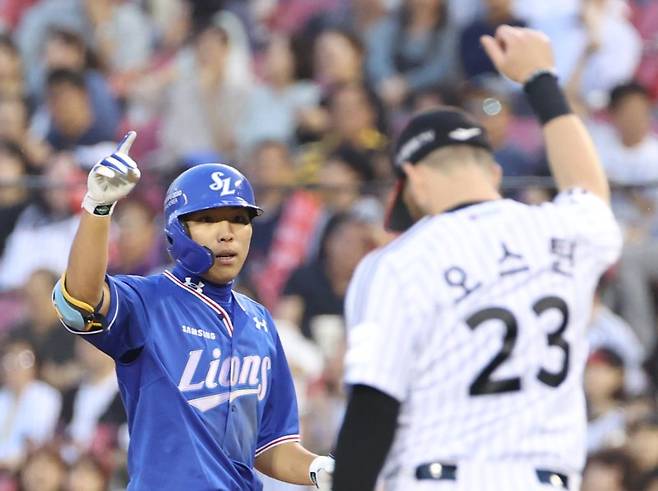 김영웅 '선취점' (서울=연합뉴스) 13일 오후 서울 잠실야구장에서 열린 2023 프로야구 삼성 라이온즈와 LG 트윈스의 경기. 5회초 2사 2루 삼성 김영웅이 1타점 적시타를 치고 세리머니를 하고 있다. 옆은 LG 1루수 오스틴.