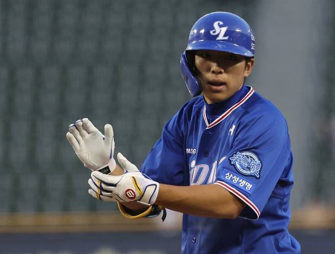 선취타점 환호하는 김영웅 (서울=연합뉴스) 13일 서울 잠실야구장에서 열린 프로야구 삼성-LG의 경기 5회 초 투아웃 주자 2루 상황 삼성 김영웅이 1타점 안타를 치고 환호하고 있다.