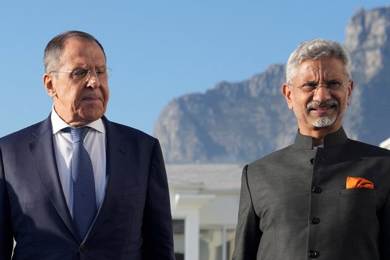 인도 외교장관인 수브라마냠 자이샨카르(오른쪽)와 러시아 세르게이 라브로프 외교장관이 지난 1일 남아공에서 만나 기념촬영을 하고 있다. 로이터=연합뉴스