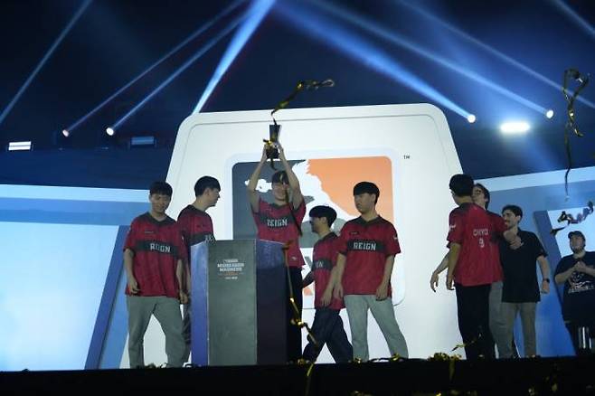 우승 후 트로피를 들어올리는 애틀랜타 레인 선수단. 블리자드 엔터테인먼트