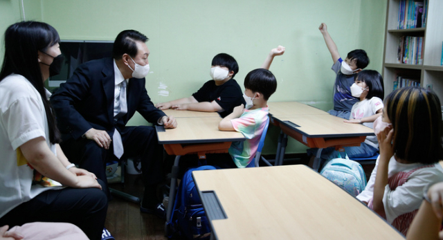 ▲윤석열 대통령이 서울 종로구 참신나는학교 지역아동센터를 방문, 아동 돌봄 프로그램을 참관하고 있다. ⓒ연합뉴스