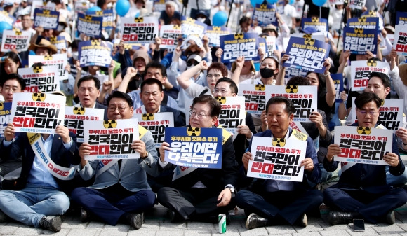 민주당 인천 집결…‘후쿠시마 오염수 방류 반대’ - 더불어민주당 이재명 대표와 지도부, 소속 의원, 당원들이 지난 17일 인천시 부평구 인천지하철 1호선 부평역 북광장에서 일본 후쿠시마 오염수 방류 규탄대회를 열고 있다.  연합뉴스