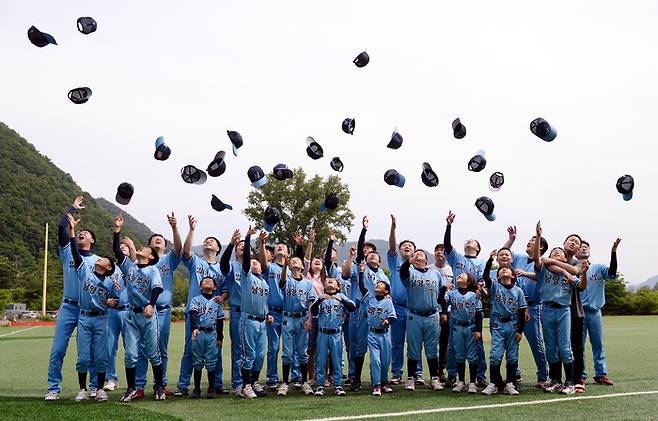 별내 리틀 파파스 선수들과 가족들이 18일 인제야구장에서 열린 2023 인제군 1박2일 대회를 마치고 모자를 던지며 기념촬영을 하고 있다. 인제 | 김만석 선임기자 icando@kyunghyang.com