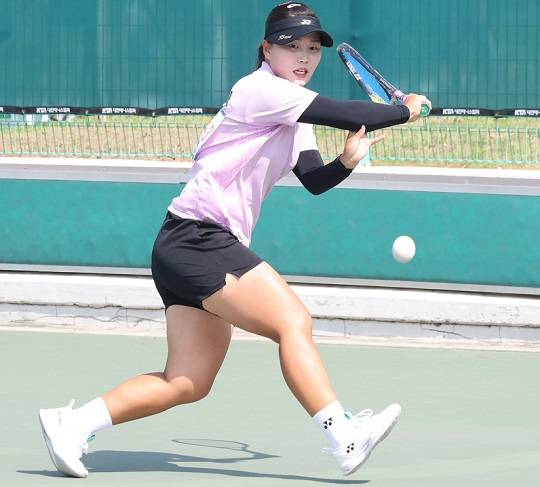 문혜경의 안정된 백핸드 스트로크. 대한소프트테니스협회 제공