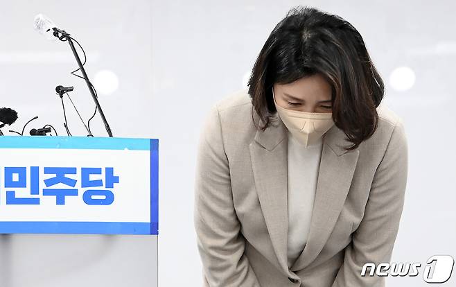 이재명 더불어민주당 대선 후보의 배우자 김혜경 씨가 지난해 2월9일 오후 서울 여의도 더불어민주당 중앙당사에서 열린 과잉의전 논란 관련 기자회견에서 고개 숙여 사과하고 있다. 2022.2.9/뉴스1 ⓒ News1 구윤성 기자