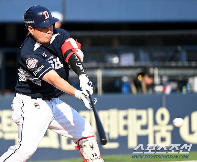 다리가 아픈 상황에서도 안타를 치는 양의지