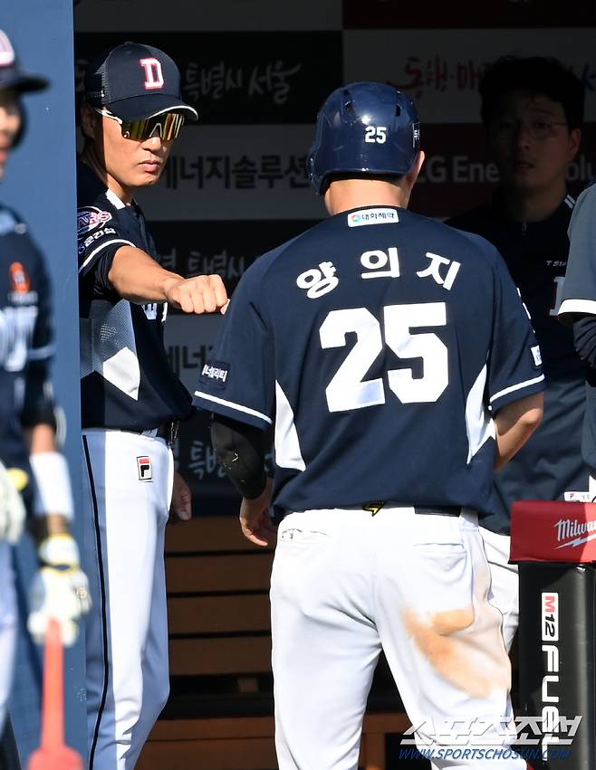 '멋진 주루였어!' 양의지에 주먹을 내민 이승엽 감독의 하이파이브