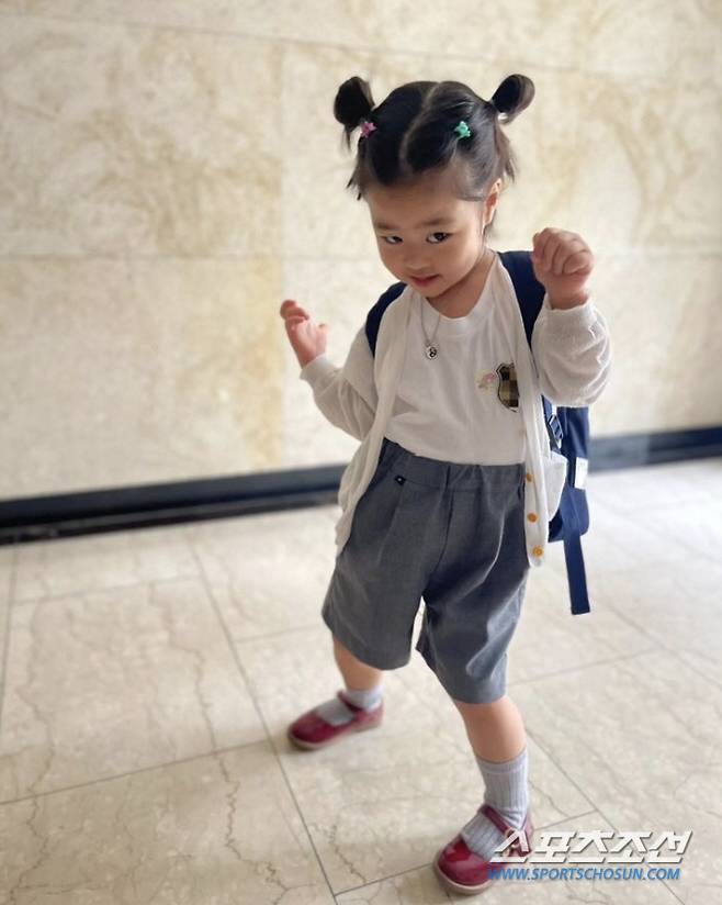 The bigger you are, the more beautiful you are.Actor Lee Yoon-jis husband, Jeong Han-wool, released a picture of his second daughter, Soul.Jeon Han-wool wrote on his personal account on the 17th, Soul 2. Even if I catch a cold, I still have a desire.In the photo, Soul is making a cute face toward his father with his big eyes rounded. The bigger the face of his mother, the more he showed off his beauty in the form of a naughty child.Soul, unlike her calm and sensitive sister Rani, has been loved by her aunts because of her playful and playful personality.On the other hand, Lee Yoon-ji married dentist Jeong Han-wool in 2014 and has two daughters in the suburbs. He has appeared on the SBS entertainment program Dongmyo-mong 2 - You Are My Destiny.Lee Yoon-ji is currently appearing on Channel A Oh Eun-youngs Golden Counseling Center.