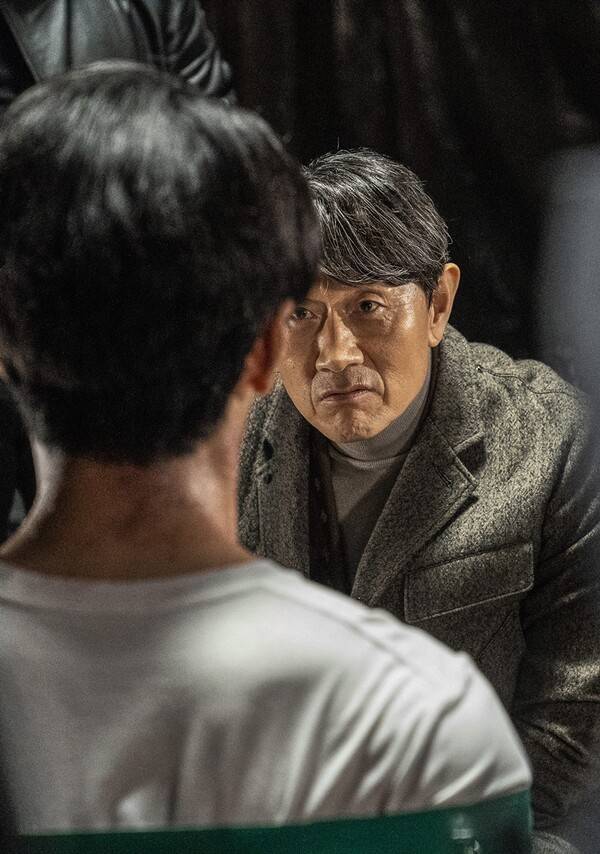 넷플릭스 오리지널 시리즈 '사냥개들'에 등장하는 최 사장(오른쪽·허준호 분). (사진=넷플릭스)