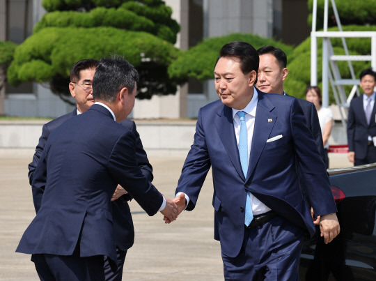 프랑스·베트남을 방문하는 윤석열 대통령이 19일 성남 서울공항에 도착,  환송 나온 한창섭 행정안전부 차관과 인사하고 있다. (사진=연합뉴스)