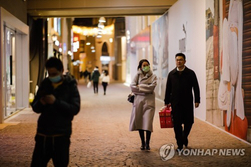 지난 2월 밸런타인데이 때 베이징의 한 쇼핑몰을 방문한 소비자들. [EPA=연합뉴스]