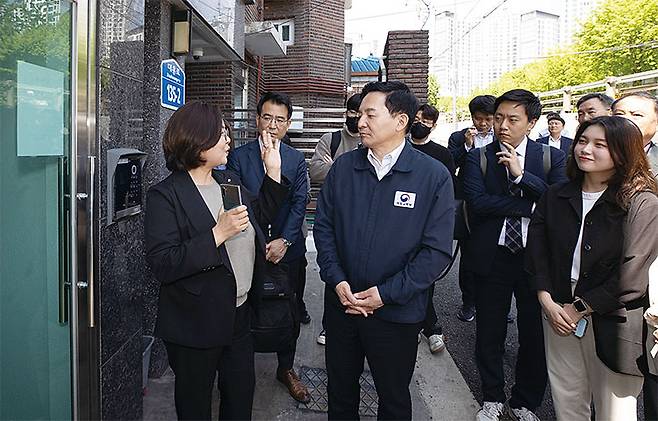 원희룡 국토교통부 장관이 지난 5월 신촌 대학가 인근 주택을 방문해 월세 및 관리비를 점검하고 있다. 사진 뉴스1