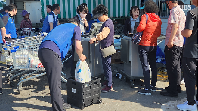 오늘(19일) 아침 소금 판매가 이뤄지는 제주시의 한 농협 하나로마트 지점.(사진, 신동원 기자)