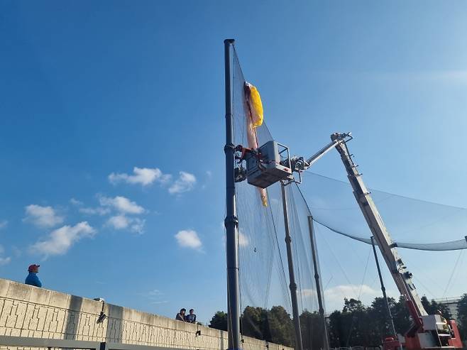 지난해 제주시 한림읍에서 패러글라이딩을 타다 야구장 그물에 걸린 40대 여성이 구조되는 모습 (사진, 제주서부소방서 제공)