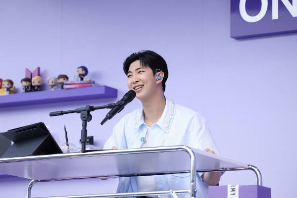 리더 RM이 ‘오후 5시, 김남준입니다’를 진행하고 있는 모습. 빅히트뮤직 제공