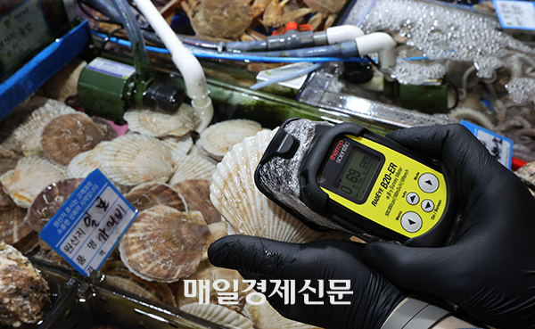 A radiation level test on seafood from Japan is being counducted at a seafood market in Seoul on June 15. [Photo by Lee Seung-hwan]