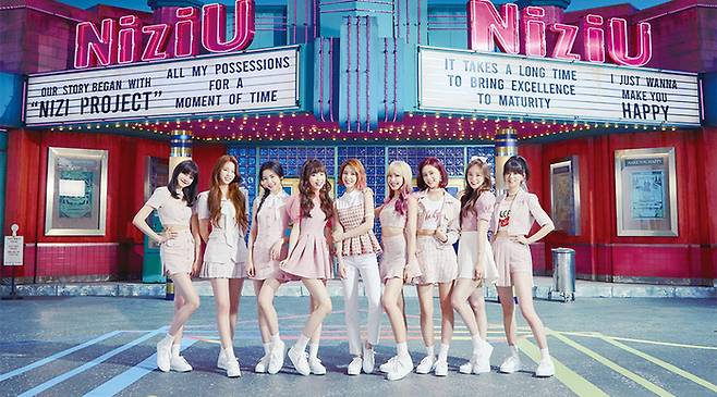 니쥬(NiziU)는 JYP가 일본 현지 출신 멤버로만 구성해 일본을 중심으로 활동하는 걸그룹이다. 지난 2020년 12월 데뷔한 지 2년 만에 일본 도쿄돔에서 공연을 하는 등 승승장구 중이다. (JYP 제공)