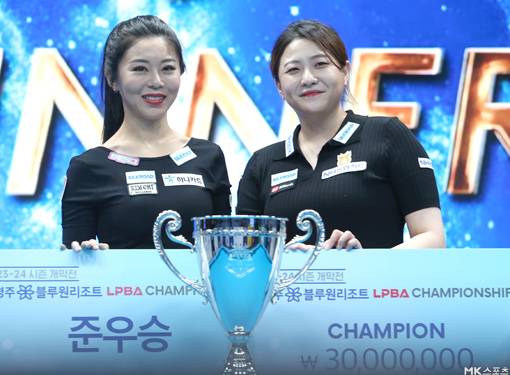 김민아가 우승 후 준우승을 차지한 김가영과 기념촬영을 하고 있다. 사진=PBA