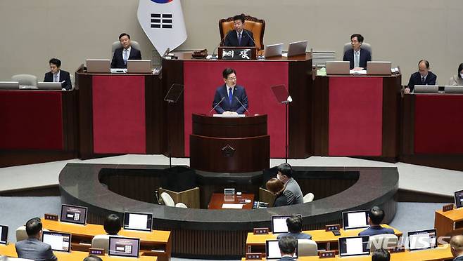 이재명 더불어민주당 대표가 19일 오전 서울 여의도 국회 본회의장에서 열린 제407회국회(임시회) 제4차 본회의에서 교섭단체대표연설을 하고 있다. 이 대표의 좌우에는 투명한 프롬프터가 설치돼있다. /사진=뉴시스